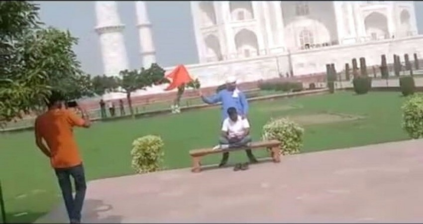 हिंदूवादी संगठनों ने ताजमहल में फहराया भगवा झंडा, शिव चालीसा का भी किया पाठ हिंदूवादी संगठनों ने ताजमहल में फहराया भगवा झंडा, शिव चालीसा का भी किया पाठ